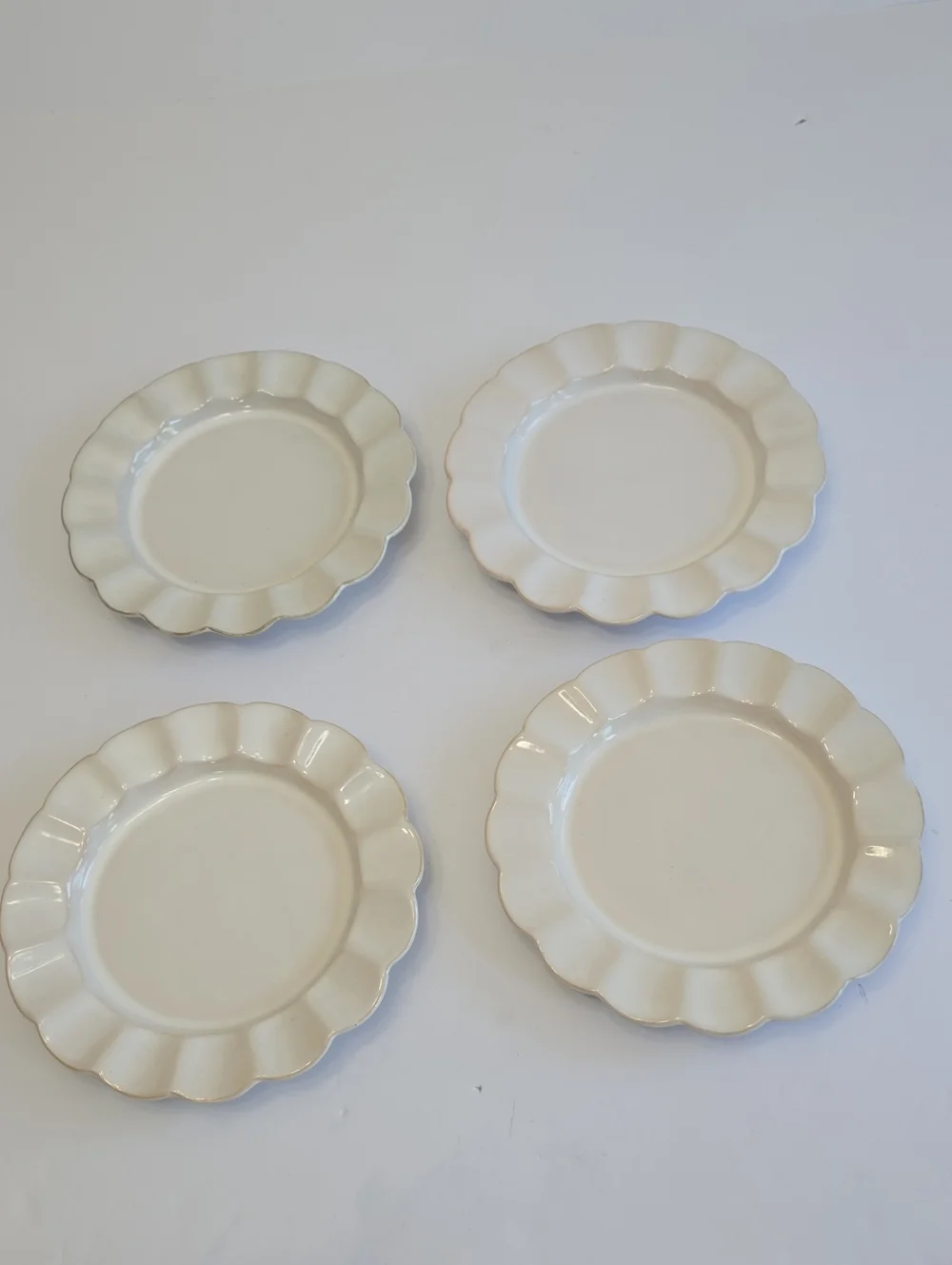 Pier 1 Imports Set Of 4 Alexandria Stoneware Ivory Luncheon Plates Scalloped